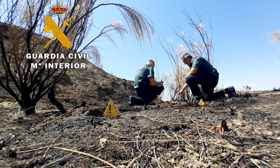 Dos guardias civiles comprueban una zona afectada por uno de los incendios de Hinojares. Dos guardias civiles comprueban una zona afectada por uno de los incendios de Hinojares.
