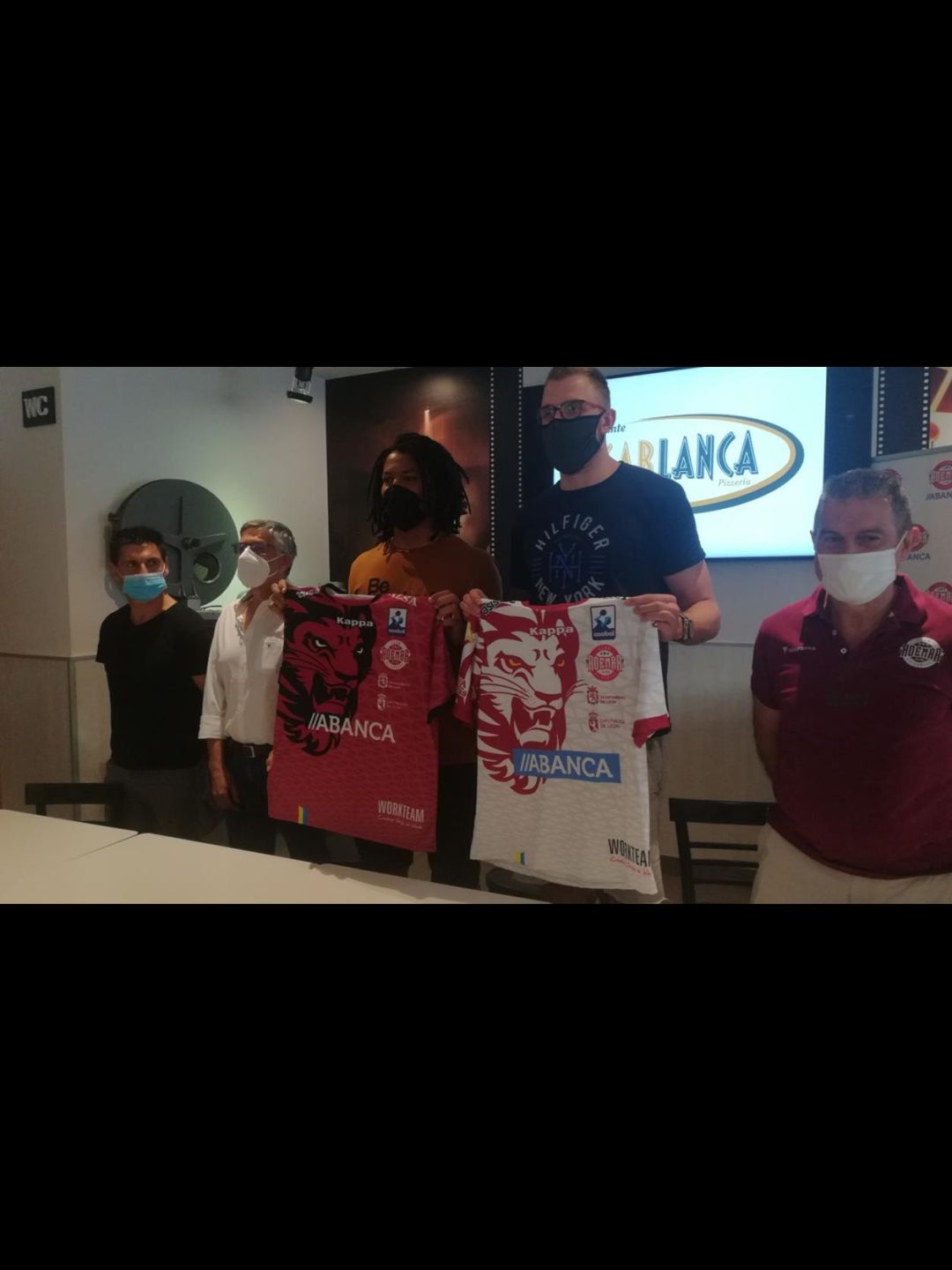 Semedo y Piechowski posan con la camiseta del Ademar Semedo y Piechowski posan con la camiseta del Ademar