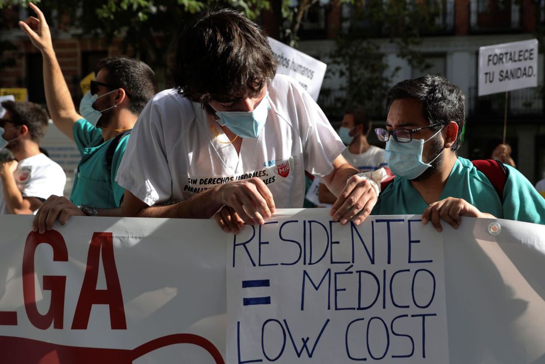 Los médicos internos residentes (MIR) de Madrid, en huelga desde el 13 de julio contra la "explotación" y por un convenio "digno", durante la marcha celebrada este lunes desde la calle Sagasta hasta la Puerta del Sol Los médicos internos residentes (MIR) de Madrid, en huelga desde el 13 de julio contra la "explotación" y por un convenio "digno", durante la marcha celebrada este lunes desde la calle Sagasta hasta la Puerta del Sol