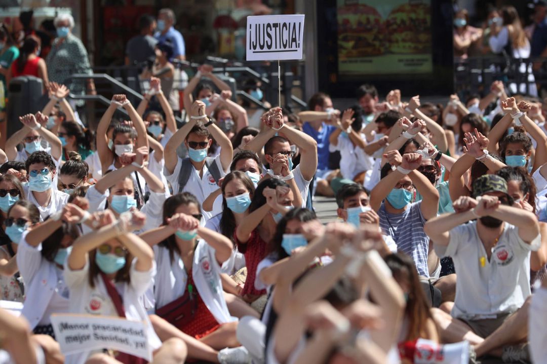 Médicos internos residentes (MIR) de Madrid ante la sede del Gobierno regional, en la Puerta del Sol Médicos internos residentes (MIR) de Madrid ante la sede del Gobierno regional, en la Puerta del Sol
