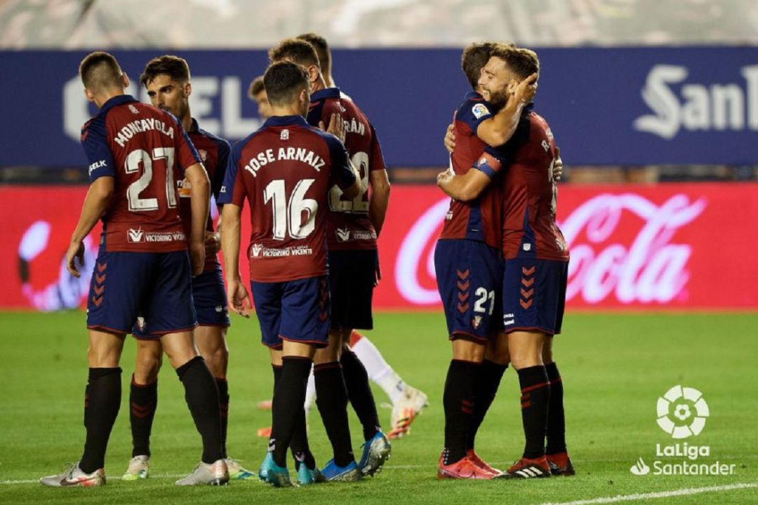 Los jugadores de Osasuna celebran uno de los goles en el Sadar con los que despidieron una temporada de diez Los jugadores de Osasuna celebran uno de los goles en el Sadar con los que despidieron una temporada de diez