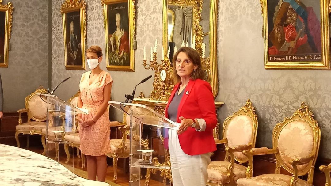 La presidenta del Gobierno de Navarra, María Chivite (i), y la ministra para la Transición Ecológica y el Reto Demográfico, Teresa Ribera, en una rueda de prensa en Pamplona.
La presidenta del Gobierno de Navarra, María Chivite (i), y la ministra para la Transición Ecológica y el Reto Demográfico, Teresa Ribera, en una rueda de prensa en Pamplona.