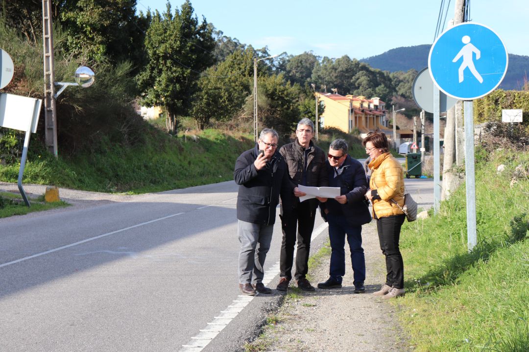 El alcalde de A Guarda, Antonio Lomba (segundo por la izquierda), junto a concejales del gobierno local en la PO-352 en Camposancos. El alcalde de A Guarda, Antonio Lomba (segundo por la izquierda), junto a concejales del gobierno local en la PO-352 en Camposancos.
