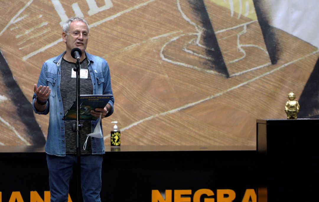 El director de la Semana Negra de Gijón, Ángel de la Calle, da a conocer los ganadores de los premios literarios de la trigésimo tercera edición. El director de la Semana Negra de Gijón, Ángel de la Calle, da a conocer los ganadores de los premios literarios de la trigésimo tercera edición.