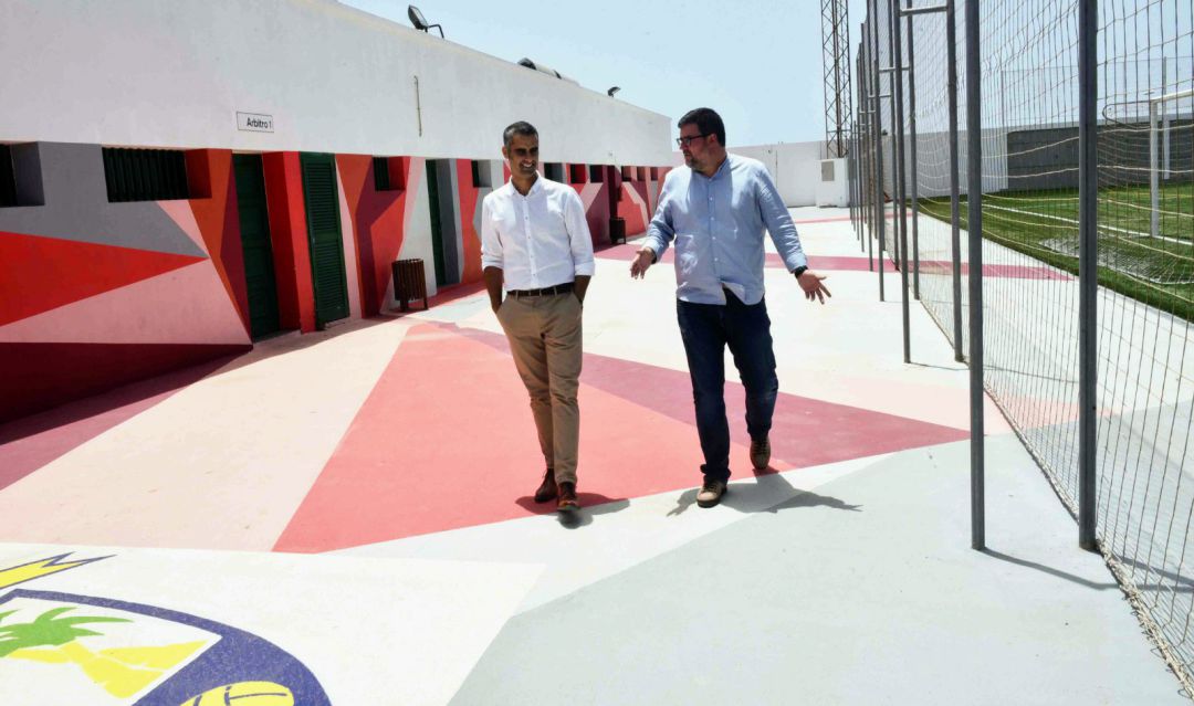 El alcalde de San Bartolomé, Alexis Tejera, junto al concejal de Deportes, Isidro Pérez, en el polideportivo municipal. El alcalde de San Bartolomé, Alexis Tejera, junto al concejal de Deportes, Isidro Pérez, en el polideportivo municipal.