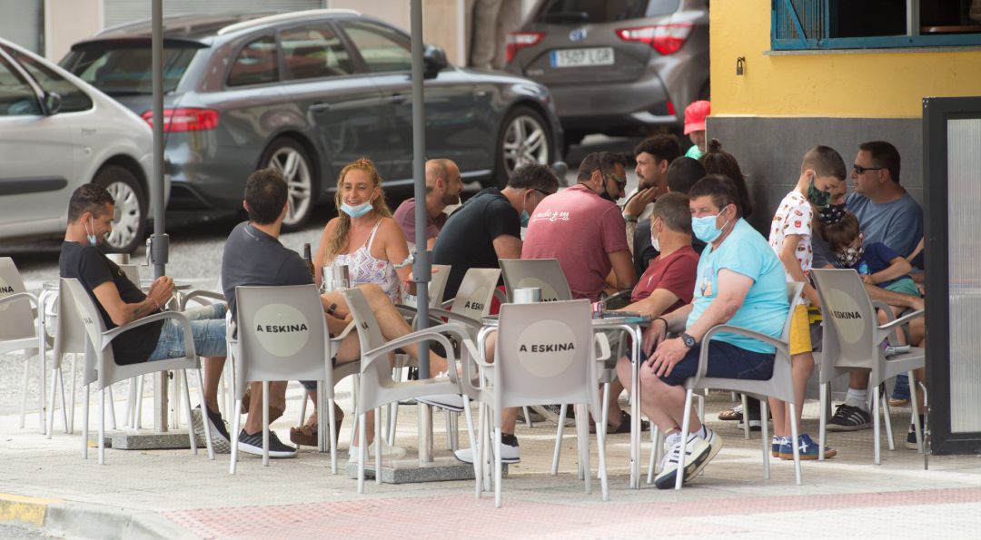 Ciudadanos en la terraza de un bar de Foz, en la comarca gallega de A Mariña (Lugo). Ciudadanos en la terraza de un bar de Foz, en la comarca gallega de A Mariña (Lugo).