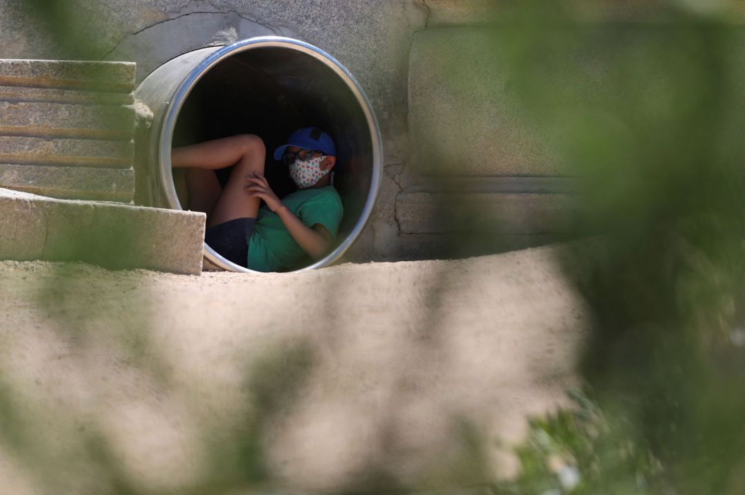 Un joven se protege del calor en el interior de una tubería en la zona de Madrid Río, durante una jornada de intenso calor registrado en la capital. Un joven se protege del calor en el interior de una tubería en la zona de Madrid Río, durante una jornada de intenso calor registrado en la capital.