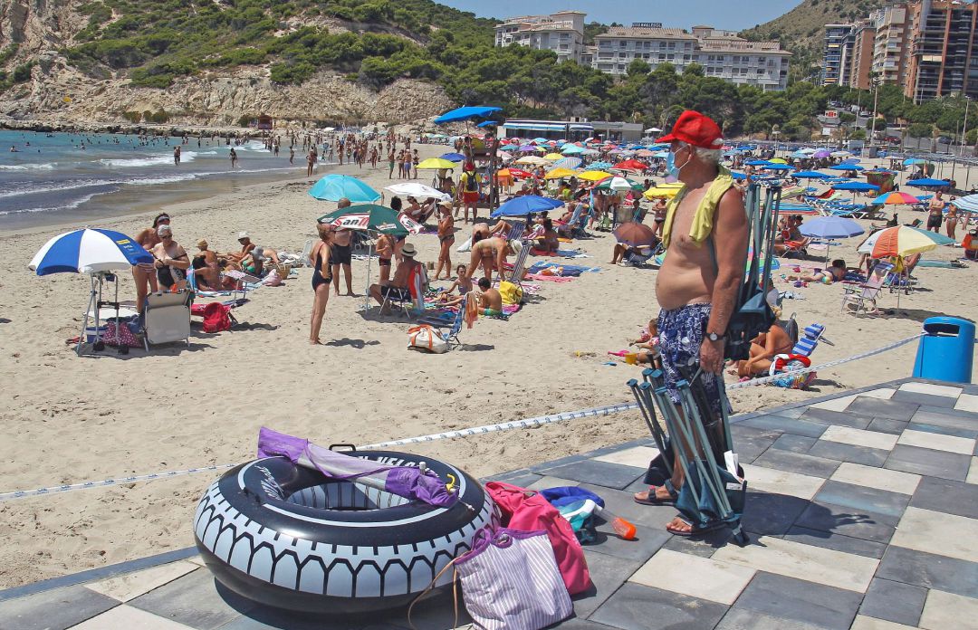 Imagen de la playa de Finestrat (Alicante) llena de gente y sin distancia de seguridad ni mascarilla. Imagen de la playa de Finestrat (Alicante) llena de gente y sin distancia de seguridad ni mascarilla.