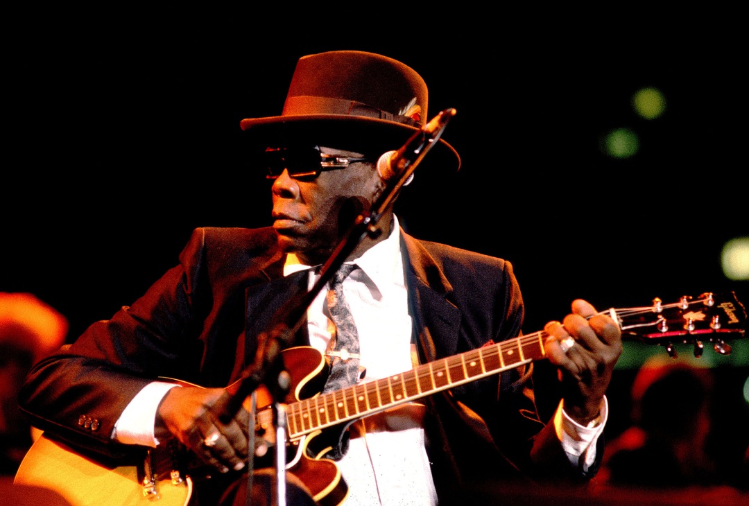 John Lee Hooker durante una actuación en Chicago en 1990 John Lee Hooker durante una actuación en Chicago en 1990