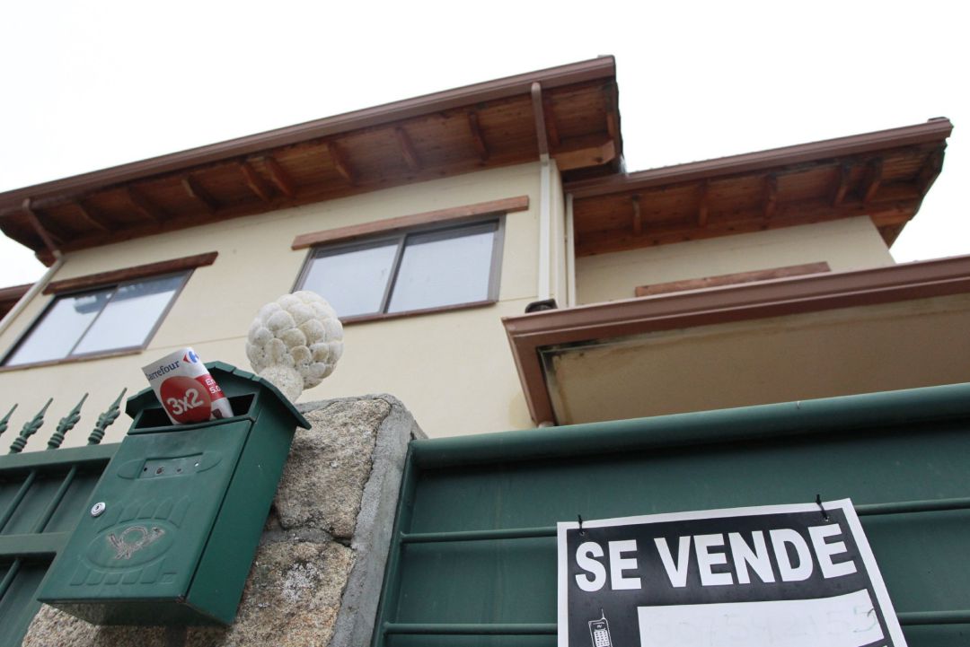 Imagen de archivo de una vivienda con un cartel de venta. Imagen de archivo de una vivienda con un cartel de venta.