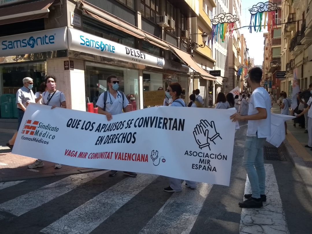 Un millar de médicos residentes de la provincia se han manifestado en Alicante en la primera jornada de huelga indefinida en la Comunitat. Un millar de médicos residentes de la provincia se han manifestado en Alicante en la primera jornada de huelga indefinida en la Comunitat.