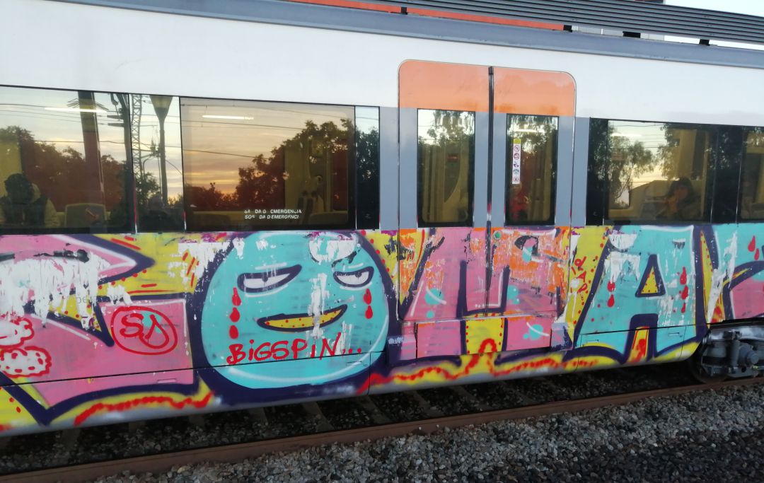 Renfe reconeix que el 85% dels seus trens circulen amb pintades Renfe reconeix que el 85% dels seus trens circulen amb pintades
