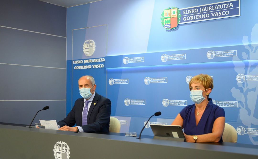 El portavoz del Gobierno Vasco, Josu Erkoreka, y la consejera de Desarrollo Económico, Arantxa Tapia, en la rueda de prensa posterior al Consejo de Gobierno, en Vitoria. El portavoz del Gobierno Vasco, Josu Erkoreka, y la consejera de Desarrollo Económico, Arantxa Tapia, en la rueda de prensa posterior al Consejo de Gobierno, en Vitoria.