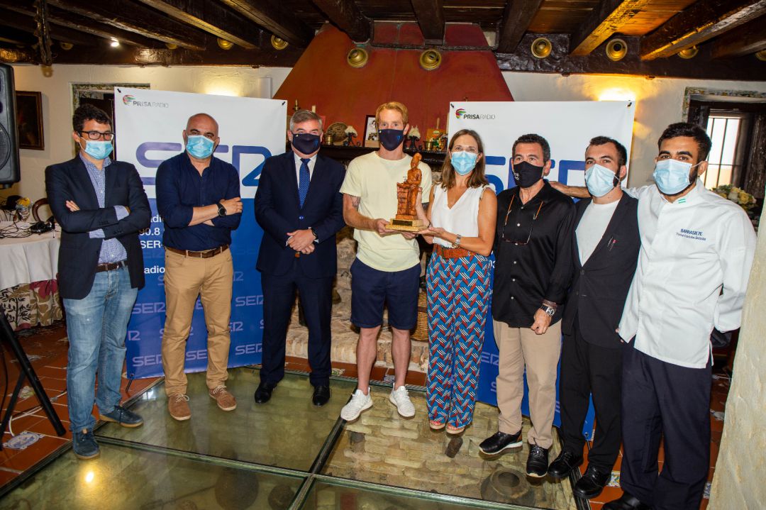 Alex Fernández recibe el premio al jugador más regular en el Ventorrillo el Chato Alex Fernández recibe el premio al jugador más regular en el Ventorrillo el Chato