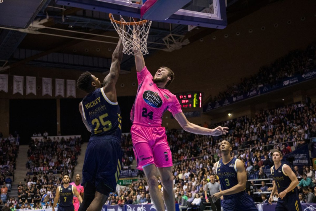 Mike Daum haciendo un mate ante Jordan Mickey en el partido contra el Real Madrid de la pasada temporada Mike Daum haciendo un mate ante Jordan Mickey en el partido contra el Real Madrid de la pasada temporada