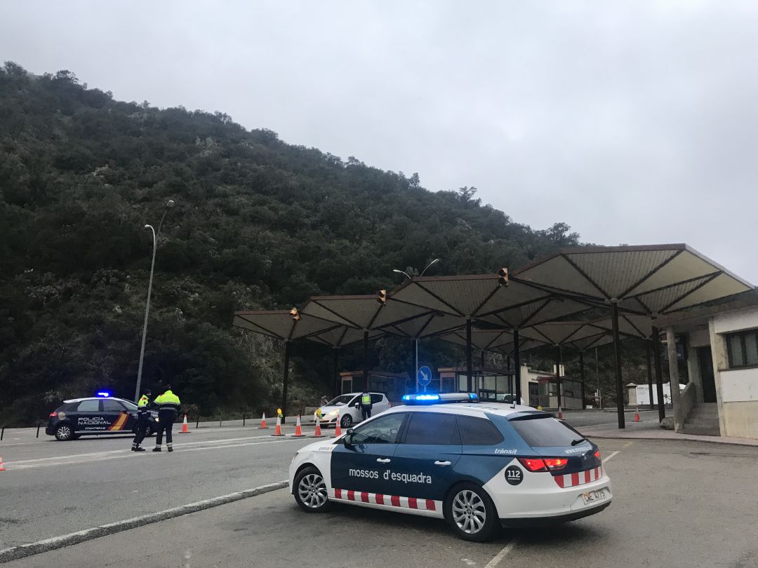 Controls policials al pas fronterer de la Jonquera per la N-II a causa de l'estat d'alarma el 17 de març Controls policials al pas fronterer de la Jonquera per la N-II a causa de l'estat d'alarma el 17 de març