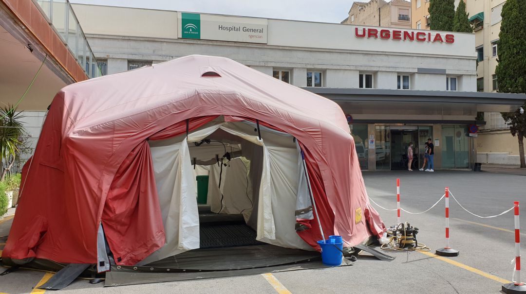 La carpa del 061 para la definfección de pacientes a las puertas de las Urgencias del hospital Virgen de las Nieves de Granada continúa instalada desde el comienzo de la pandemia La carpa del 061 para la definfección de pacientes a las puertas de las Urgencias del hospital Virgen de las Nieves de Granada continúa instalada desde el comienzo de la pandemia