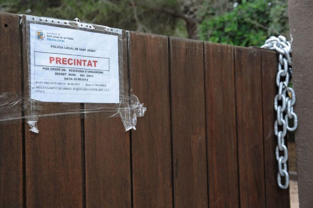 Imagen de archivo de un precinto policial en un acceso a Casa Lola Imagen de archivo de un precinto policial en un acceso a Casa Lola