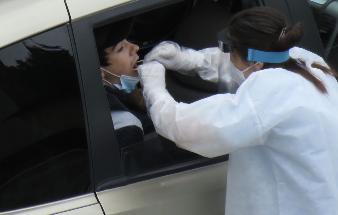 Test de coronavirus a una persona montada en un coche. Test de coronavirus a una persona montada en un coche.