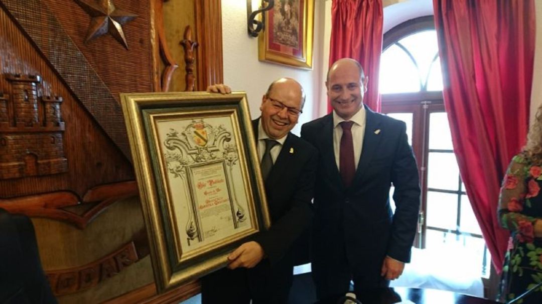 Momento en el que Francisco Herrera Triguero recibió el título de 'Hijo Predilecto y Escudo de Oro de la Ciudad de Jódar, en febrero de 2.018, de mano del anterior alcalde, José Luis HIdalgo Momento en el que Francisco Herrera Triguero recibió el título de 'Hijo Predilecto y Escudo de Oro de la Ciudad de Jódar, en febrero de 2.018, de mano del anterior alcalde, José Luis HIdalgo