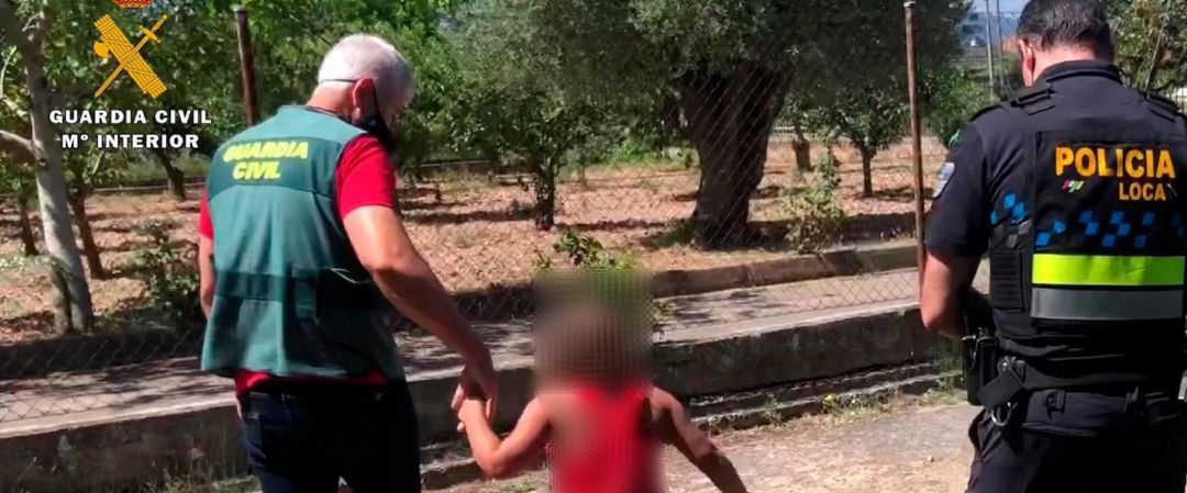 Momento en que los agentes rescatan a la niña. Momento en que los agentes rescatan a la niña.