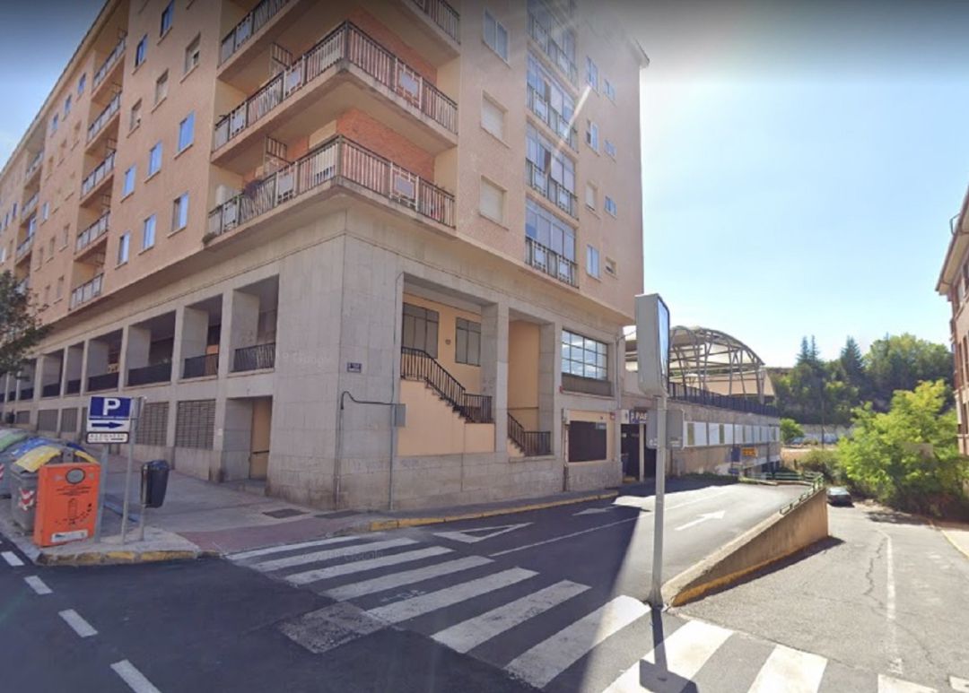 Entrada al aparcamiento situado en los bajos de la estación de autobuses Entrada al aparcamiento situado en los bajos de la estación de autobuses