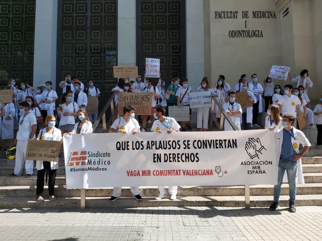 Medicos Internos Residentes se manifiestan ante la Facultad de Medicina el primer dia de huelga de los MIR Medicos Internos Residentes se manifiestan ante la Facultad de Medicina el primer dia de huelga de los MIR