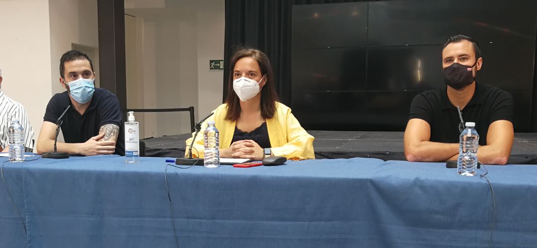 La alcaldesa de Getafe, Sara Hernández, acompañada por el líder de CCOO en el sur de Madrid, Raúl Cordero (i) y el presidente del comité interempresas de Airbus, Francisco San José (d) La alcaldesa de Getafe, Sara Hernández, acompañada por el líder de CCOO en el sur de Madrid, Raúl Cordero (i) y el presidente del comité interempresas de Airbus, Francisco San José (d)