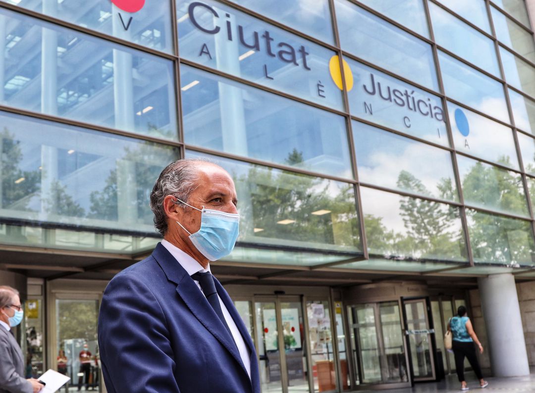Francisco Camps, en su salida de la Ciudad de la Justicia de Valencia Francisco Camps, en su salida de la Ciudad de la Justicia de Valencia