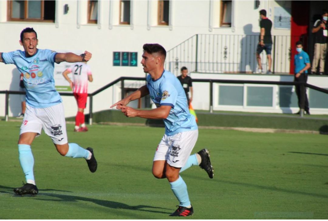 Los jugadores celestes celebrando uno de los goles al Motril. Los jugadores celestes celebrando uno de los goles al Motril.