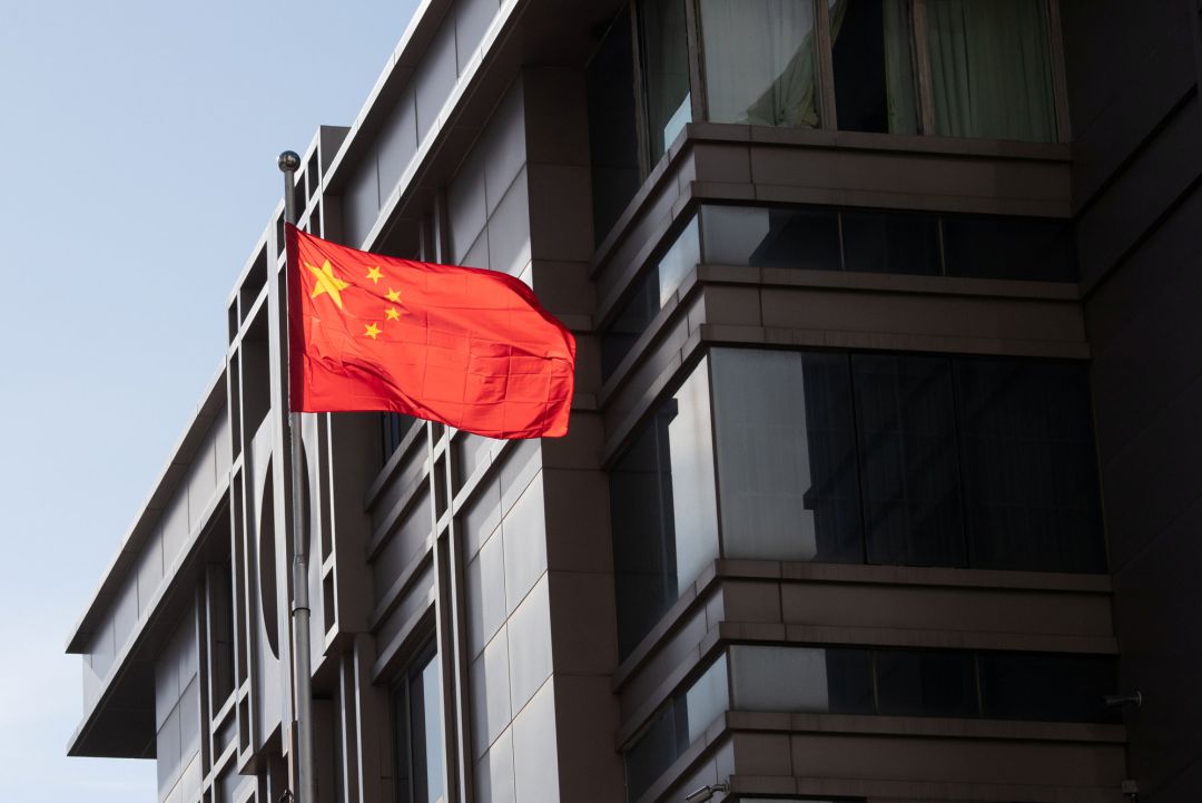 La bandera china, ondeando frente al consulado del país asiático en Houston (EEUU). La bandera china, ondeando frente al consulado del país asiático en Houston (EEUU).