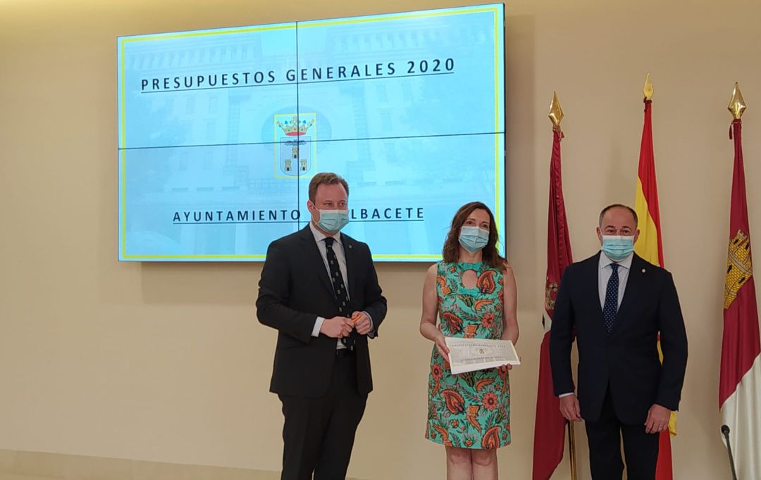 El alcalde Vicente Casañ, la condejal de Hacienda María José López y el vicealcalde Emilio Sáez en la presentación del borrador de los presupuestos municipales El alcalde Vicente Casañ, la condejal de Hacienda María José López y el vicealcalde Emilio Sáez en la presentación del borrador de los presupuestos municipales