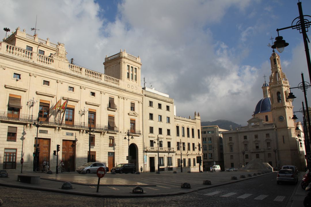 El Ayuntamiento de Alcoy otorga las ayudas de Reactiva Alcoi a los autónomos y pequeñas empresas. El Ayuntamiento de Alcoy otorga las ayudas de Reactiva Alcoi a los autónomos y pequeñas empresas.