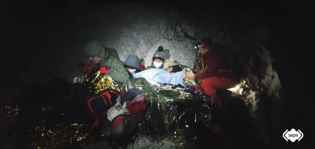 Los miembros del equipo de rescate del SEPA abrigan a la familia belga preparándoles para pasar la noche al raso Los miembros del equipo de rescate del SEPA abrigan a la familia belga preparándoles para pasar la noche al raso
