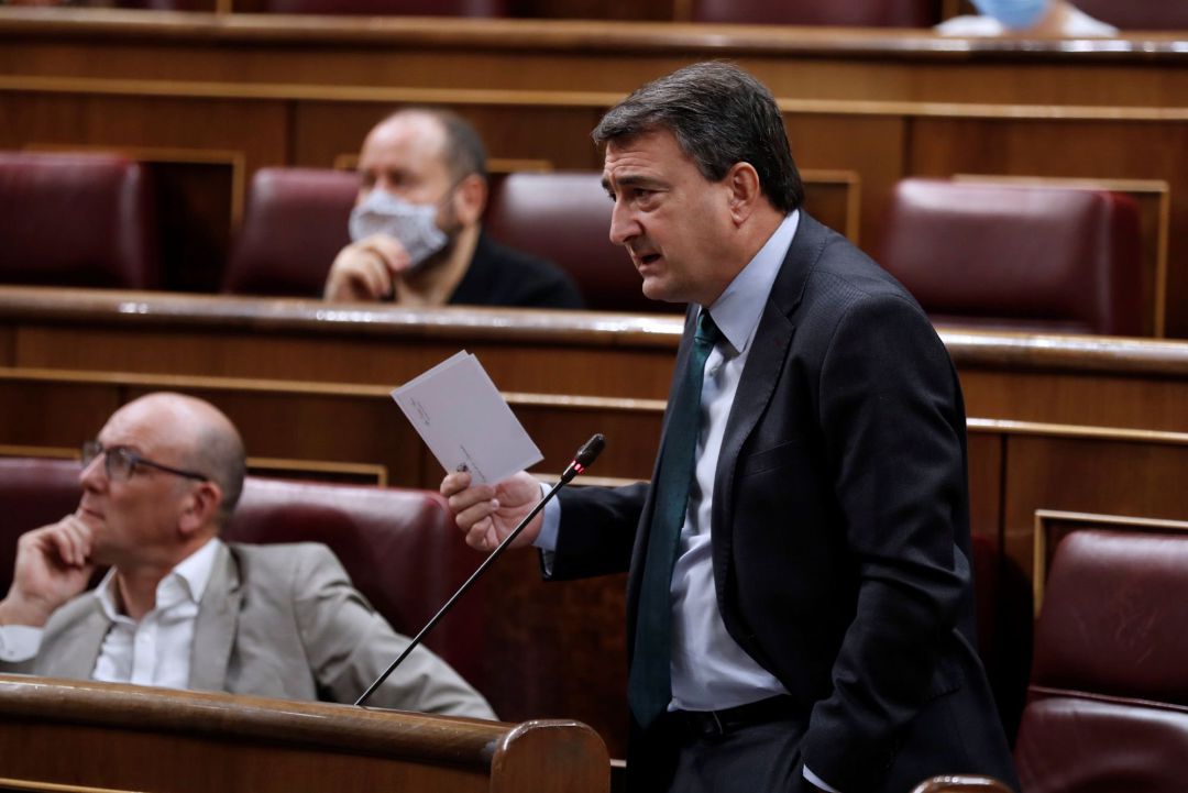 El portavoz del PNV, Aitor Esteban, pregunta sobre la celebración de la Comisión Mixta entre las administraciones central y vasca que analice el concierto económico en su intervención en la sesión de control al Ejecutivo que este miércoles se celebra en el Congreso. El portavoz del PNV, Aitor Esteban, pregunta sobre la celebración de la Comisión Mixta entre las administraciones central y vasca que analice el concierto económico en su intervención en la sesión de control al Ejecutivo que este miércoles se celebra en el Congreso.