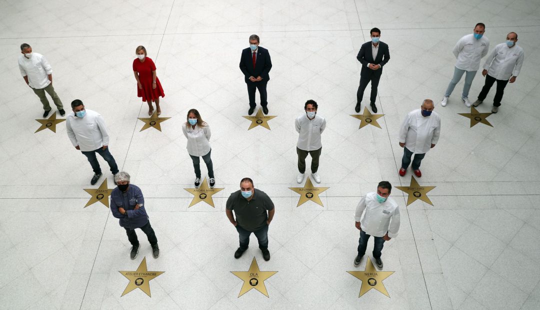 Juan Mari Aburto, la diputada de Promoción Económica, Ainara Basurko, y cocineros con estrella Michelín de Bilbao y Bizkaia Juan Mari Aburto, la diputada de Promoción Económica, Ainara Basurko, y cocineros con estrella Michelín de Bilbao y Bizkaia