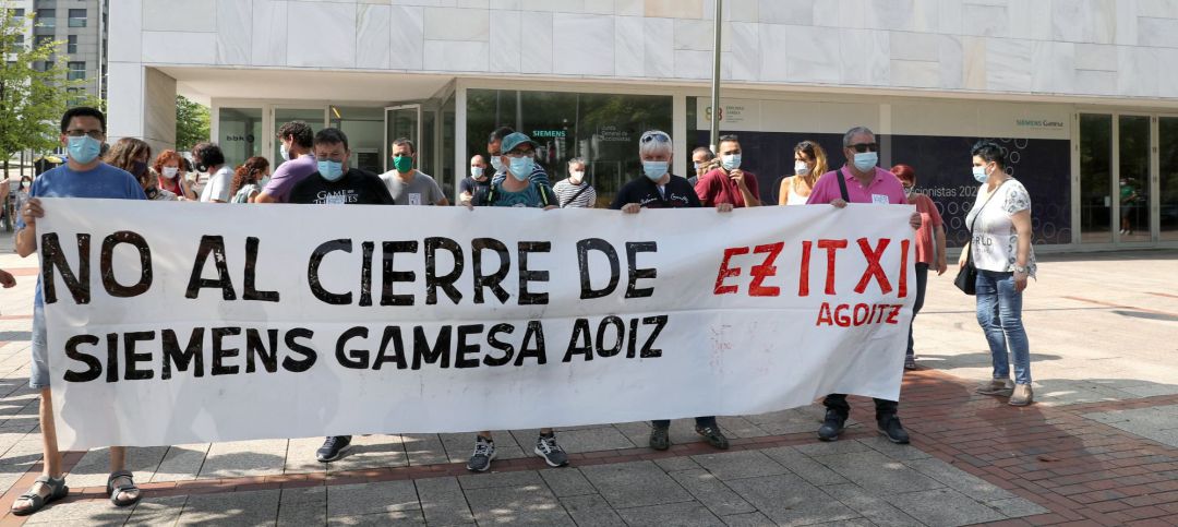 Concentración de trabajadores de la planta de Aoiz ante la sede donde se ha celebrado la junta de accionistas de Siemens Gamesa Concentración de trabajadores de la planta de Aoiz ante la sede donde se ha celebrado la junta de accionistas de Siemens Gamesa