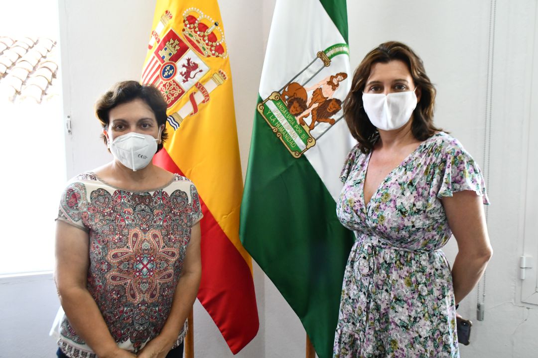La regidora de Alpandeire, Dolores Bullón, junto a la diputada Esperanza González La regidora de Alpandeire, Dolores Bullón, junto a la diputada Esperanza González