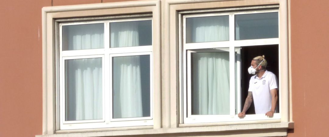El jugador del Fuenlabrada Chico Flores, se asoma este miércoles a una ventana del hotel Finisterre donde permanecen confinados El jugador del Fuenlabrada Chico Flores, se asoma este miércoles a una ventana del hotel Finisterre donde permanecen confinados