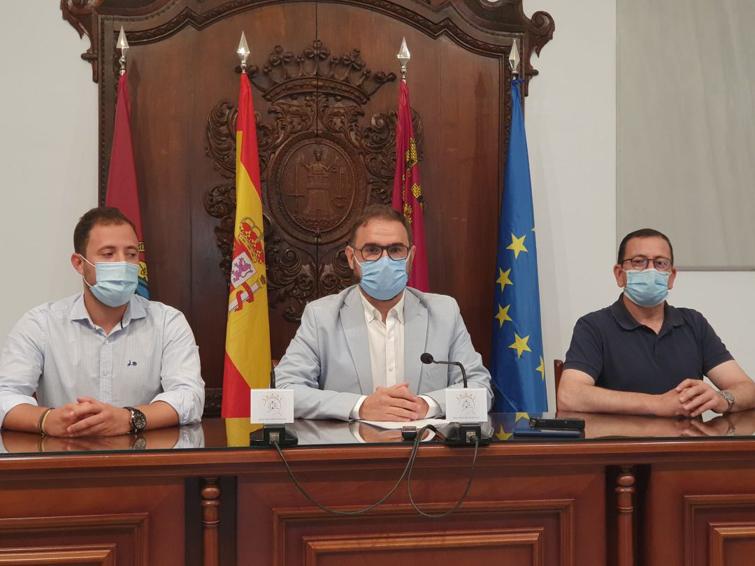 El alcalde de Lorca (c), junto al vicealcalde (i) y el concejal de Urbanismo (d). El alcalde de Lorca (c), junto al vicealcalde (i) y el concejal de Urbanismo (d).