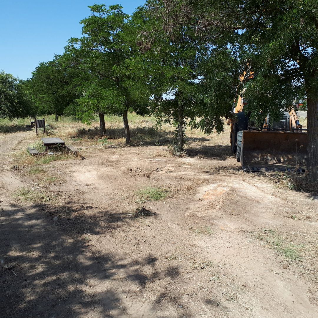 Labores de adecentamiento en el área recreativa de Rodilana Labores de adecentamiento en el área recreativa de Rodilana