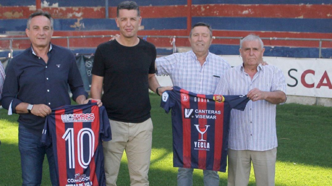 José Alemany, a la izquerda, junto a Sandroni y el presidente del Yeclano José Alemany, a la izquerda, junto a Sandroni y el presidente del Yeclano