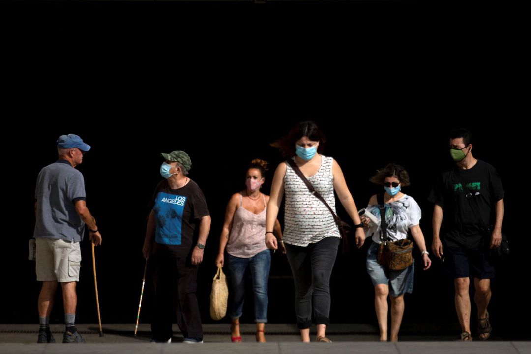 Varias personas en una calle de Barcelona este jueves, el primer día en que es obligatorio el uso de mascarillas en toda Cataluña aunque se puedan guardar las distancias Varias personas en una calle de Barcelona este jueves, el primer día en que es obligatorio el uso de mascarillas en toda Cataluña aunque se puedan guardar las distancias