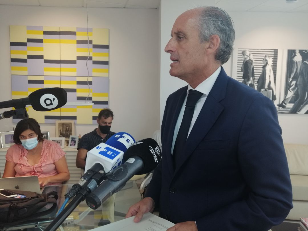 Francisco Camps en la sede del despacho de su abogado Francisco Camps en la sede del despacho de su abogado