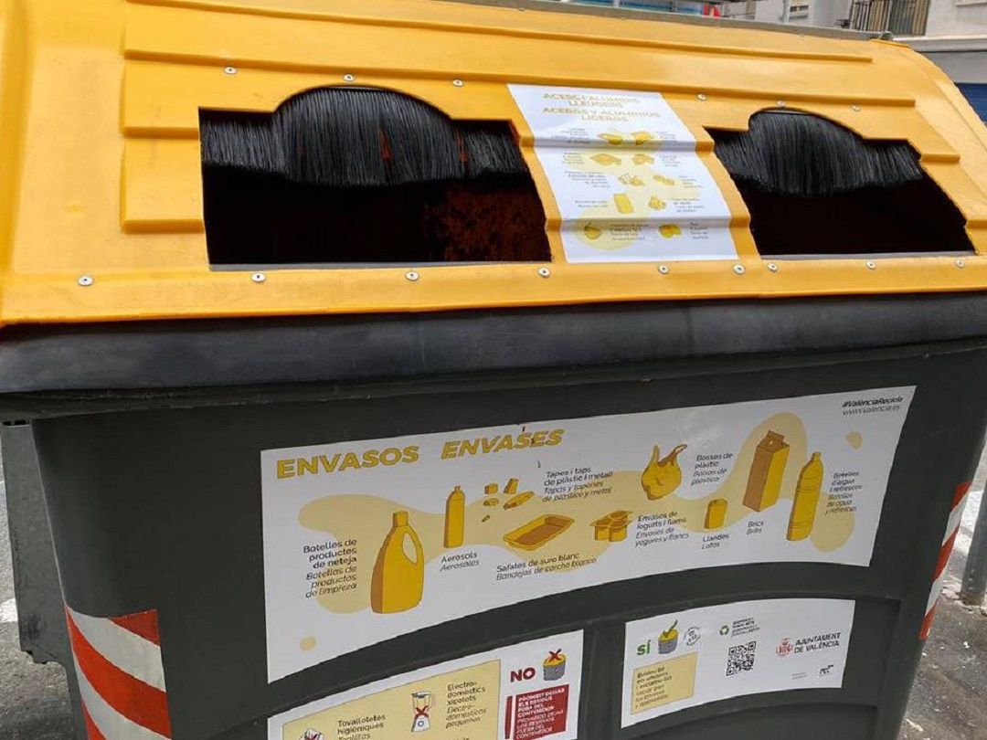 Contenedor amarillo con indicación de que puede admitir aluminio Contenedor amarillo con indicación de que puede admitir aluminio