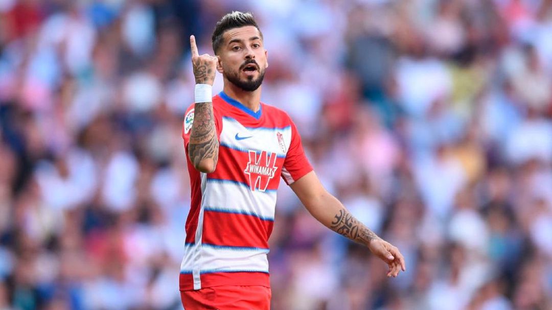 Álvaro Vadillo durante un partido con el Granada. Álvaro Vadillo durante un partido con el Granada.