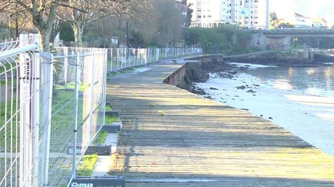 El paseo de Bouzas, actualmente vallado El paseo de Bouzas, actualmente vallado