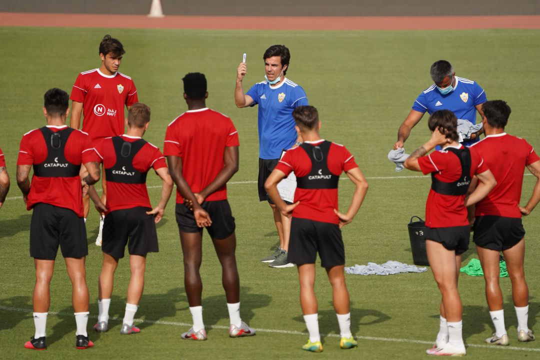 Mario Silva hablando con el equipo en el Estadio. Mario Silva hablando con el equipo en el Estadio.