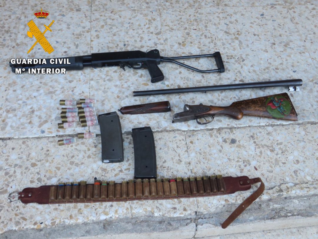 Parte de las armas incautadas durante la operación Parte de las armas incautadas durante la operación