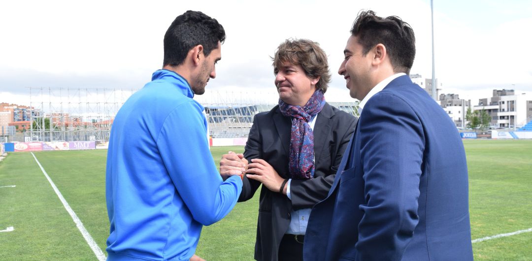Javier Ayala (c) saluda al capitan del C.F. Fuenlabrada, Juanma Marrero, en presencia del presidente del club, Jonathan Praena. Javier Ayala (c) saluda al capitan del C.F. Fuenlabrada, Juanma Marrero, en presencia del presidente del club, Jonathan Praena.